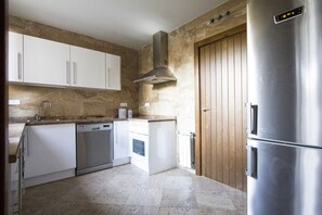 Een koelkast, een magnetron, een oven, een vaatwasser