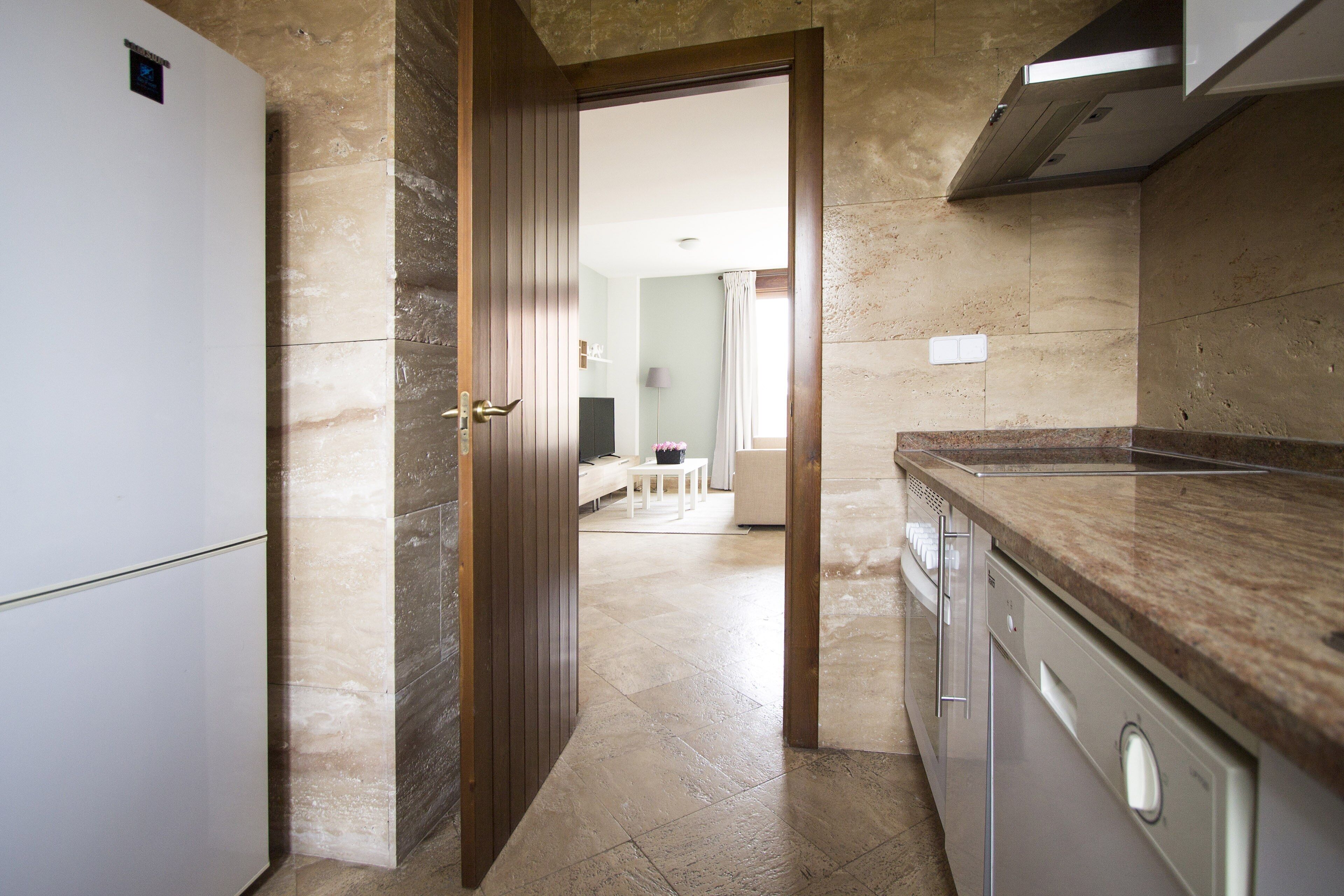 Een koelkast, een magnetron, een oven, een vaatwasser