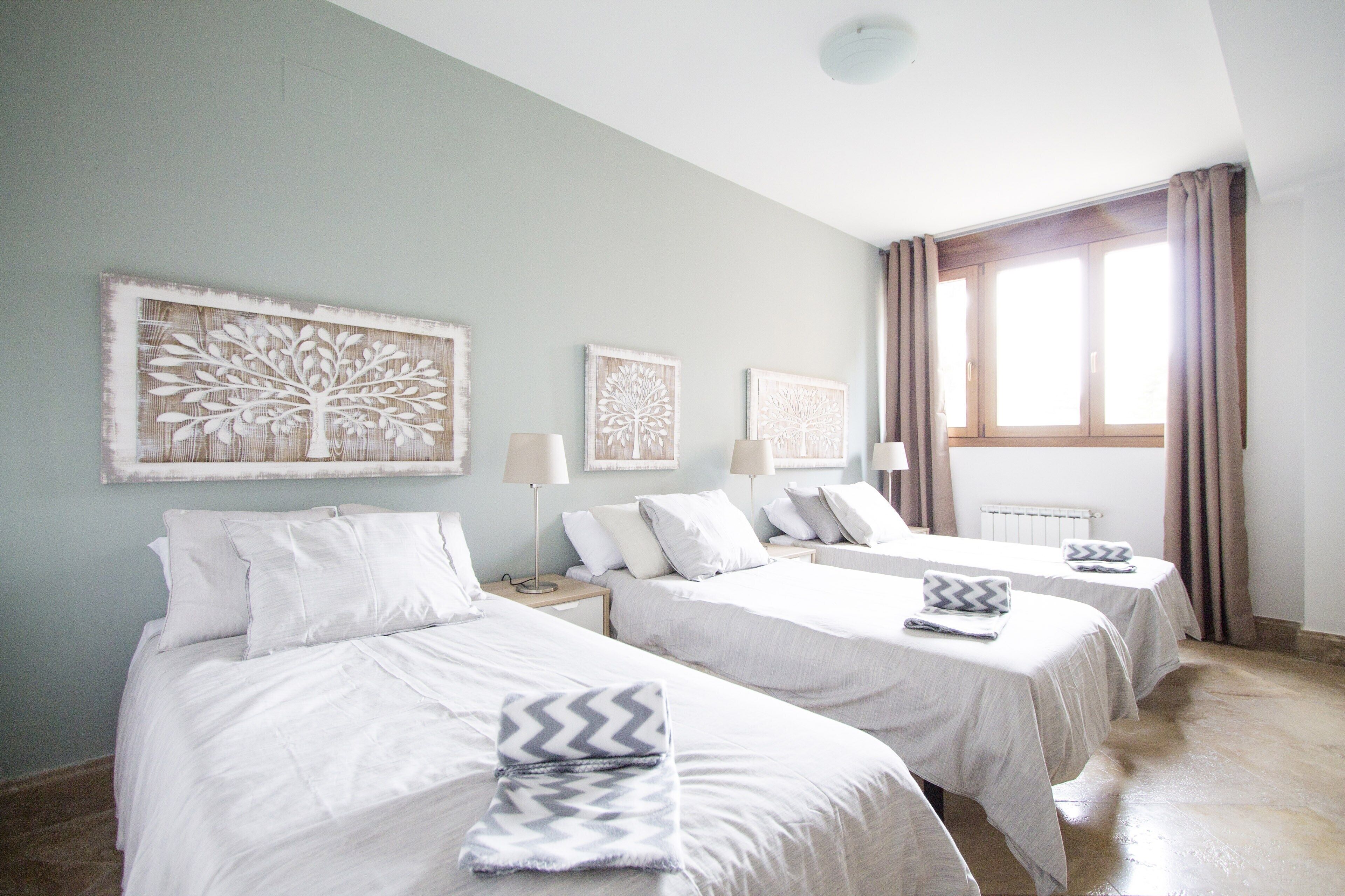 3 slaapkamers, een strijkplank/strijkijzer, gratis wifi, beddengoed