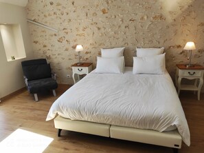 4 多间卧室、办公桌、熨斗/熨衣板、旅行婴儿床