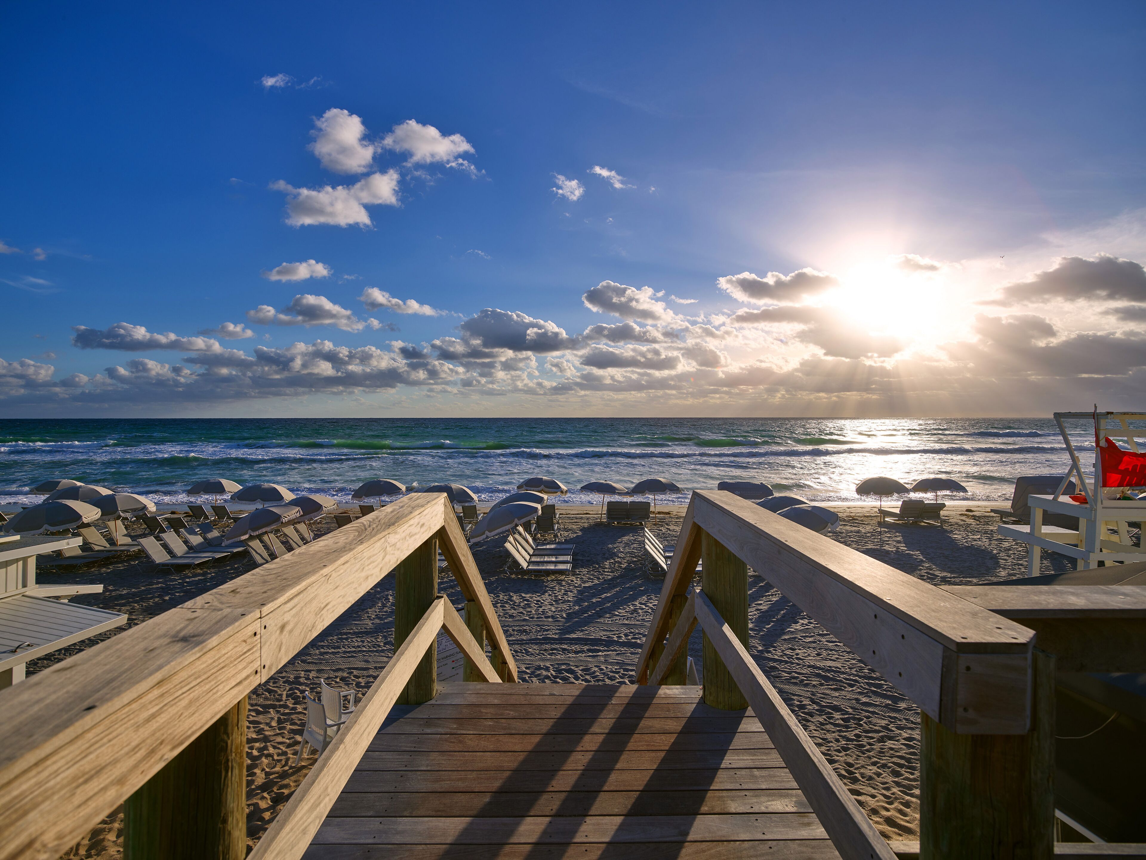 Pantai pribadi di sekitar dan pasir putih