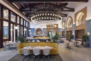 Hi ha 10 restaurants i s'hi serveixen esmorzars; plats de marisc 