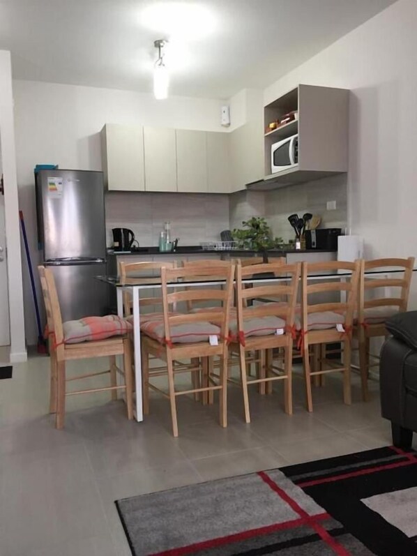 Căn hộ dành cho gia đình | Bếp riêng | Tủ lạnh, dụng cụ nấu nướng/bát dĩa/dao nĩa, bàn ăn 