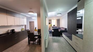 Executive Suite | 1 bedroom, in-room safe, blackout drapes, iron/ironing board
