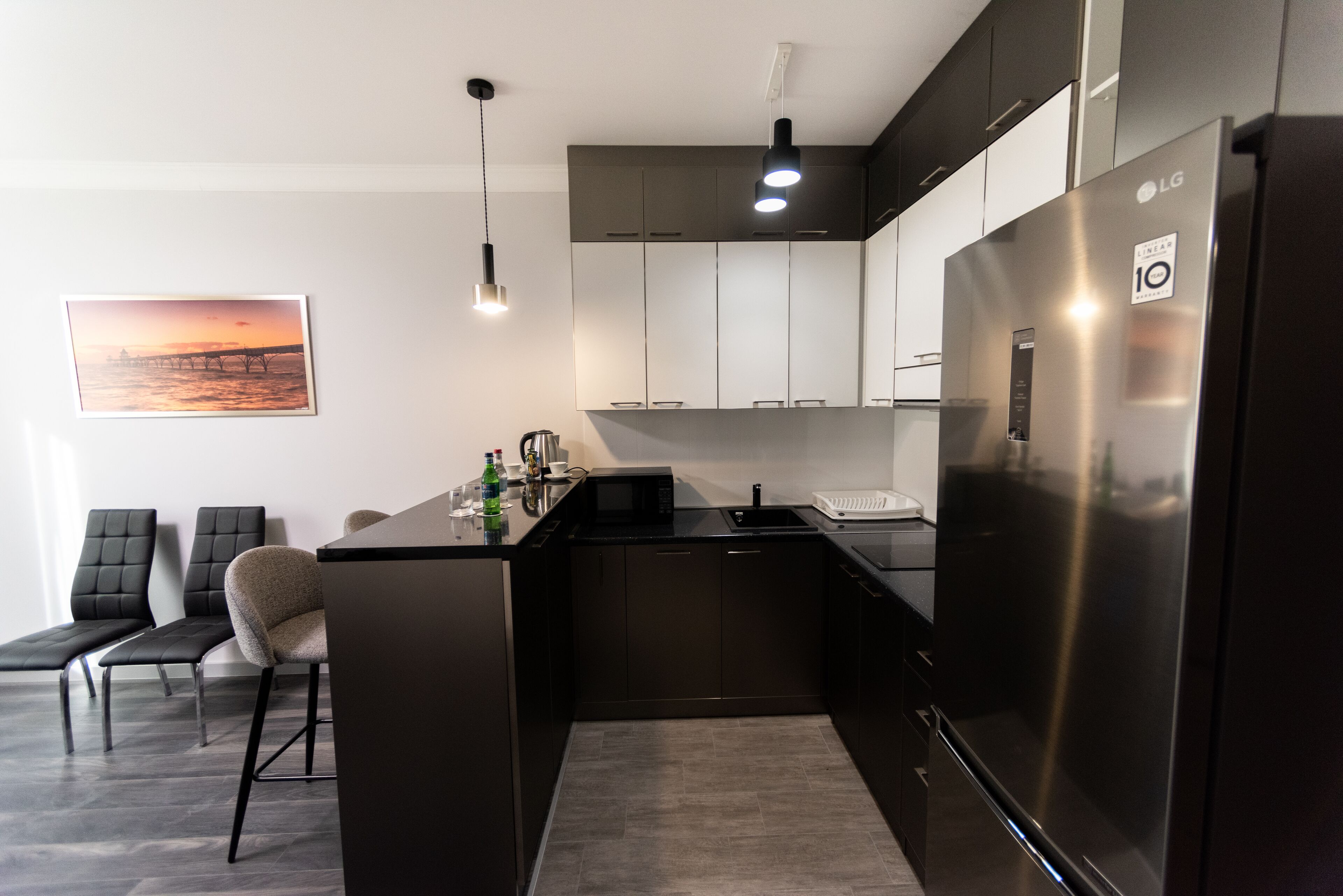 Una cocina moderna con una isla integrada, electrodomésticos de acero inoxidable y un diseño minimalista.