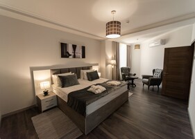 Executive suite | Een kluis op de kamer, verduisterende gordijnen, geluiddichte muren