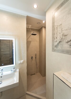 Quarto luxo | Banheiro | Produtos de toalete grátis, secador de cabelo, roupões de banho 