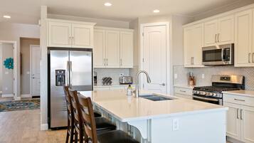 House, 4 Bedrooms | Private kitchen | Fridge, oven, coffee/tea maker, toaster