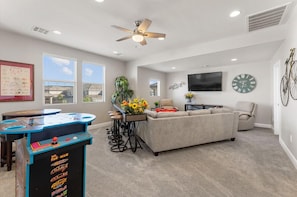 House, 4 Bedrooms | Living area