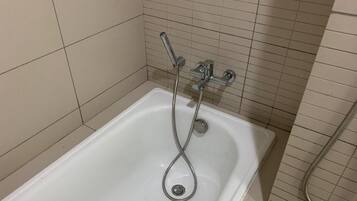 Combined shower/tub, bidet