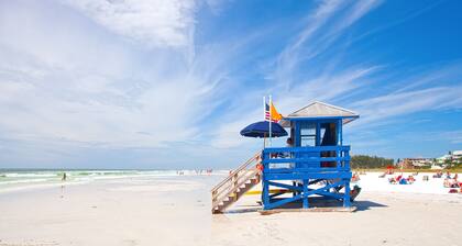 Siesta Key Condo- walk to beautiful beaches, ride a free trolley around the key