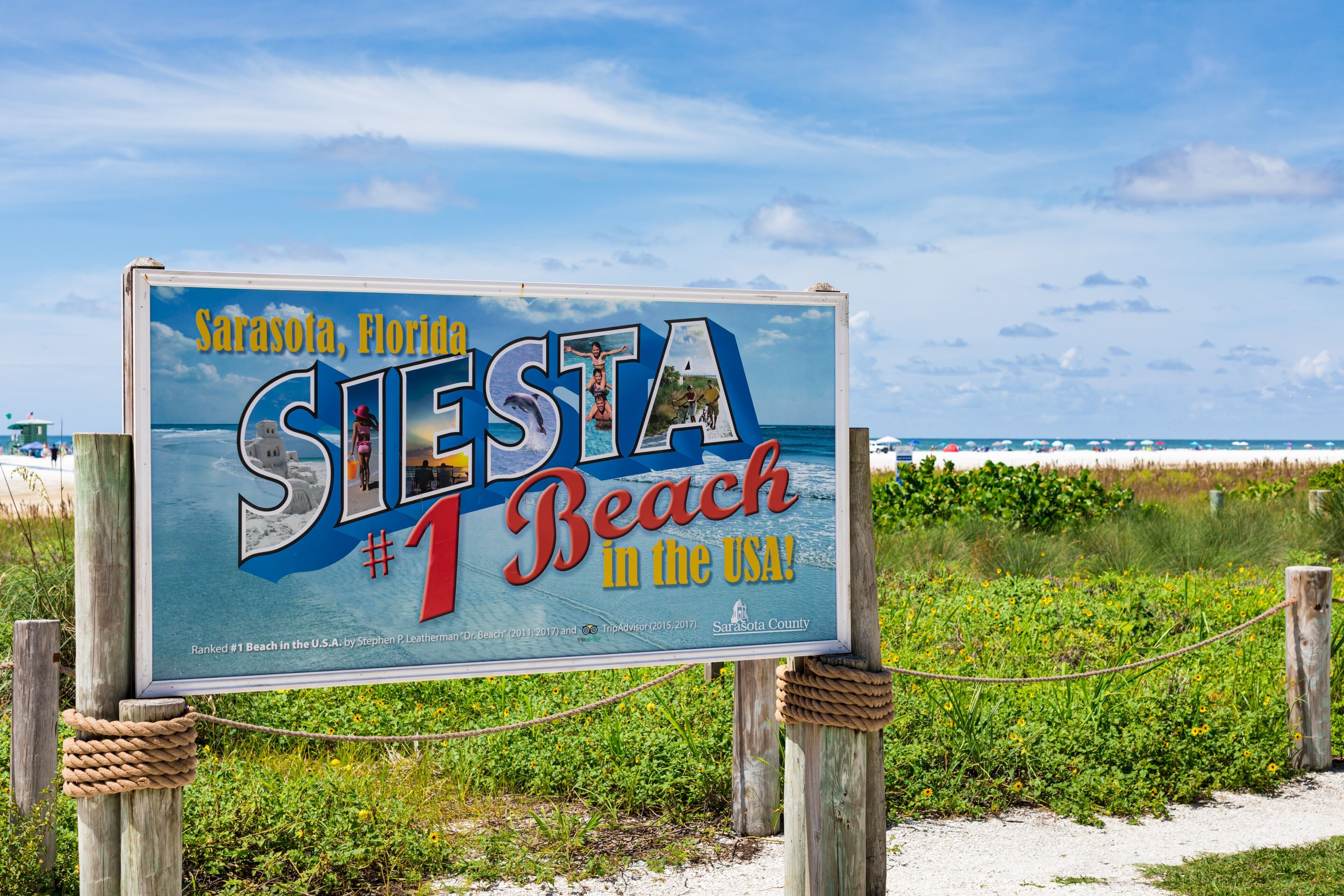 Segnaletica sulla spiaggia per Sarasota, Florida, che dichiara di essere la spiaggia numero uno negli Stati Uniti.