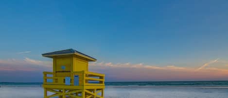 Una playa cerca, sillas reclinables de playa, toallas de playa
