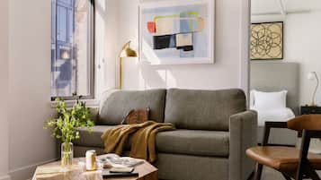 Apartamento, 2 quartos | Área de estar | TV de tela plana 40 polegadas com canais digitais, TV