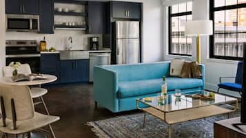 Estúdio luxo, 1 cama King e sofá-cama | Área de estar | TV de tela plana 40 polegadas com canais digitais, TV