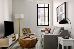 Departamento superior, 1 habitación | Área de sala de estar | Televisión de pantalla plana de 40 pulgadas con canales digitales