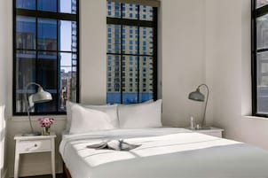 Muebles diferentes, espacio para trabajar con laptop y cunas gratuitas 