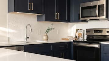 Apartamento, 2 quartos | Cozinha privada | Geladeira grande, cooktop, lava-louças, cafeteira/chaleira