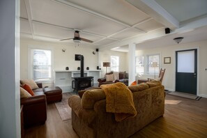 Smart TV, fireplace, books, stereo