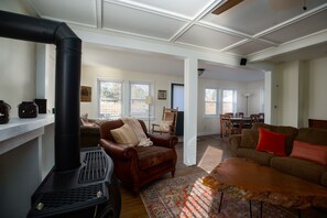 Smart TV, fireplace, books, stereo