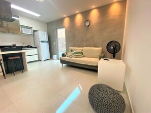 Apartamento elite | Área de estar | TV de tela plana 28 polegadas com canais via satélite, TV