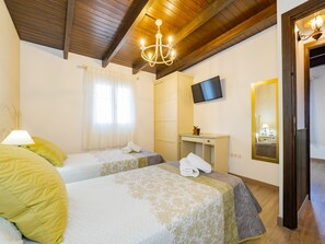 3 slaapkamers, een strijkplank/strijkijzer, gratis wifi, beddengoed