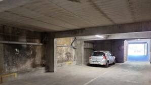 Ett parkeringsgarage med en bil parkerad i en parkeringsplats.