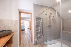 Ensemble douche/baignoire, sèche-cheveux, chaussons, serviettes fournies