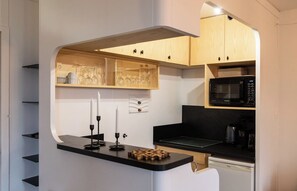 Kjøleskap, mikrobølgeovn, oppvaskmaskin og kaffetrakter/tekoker