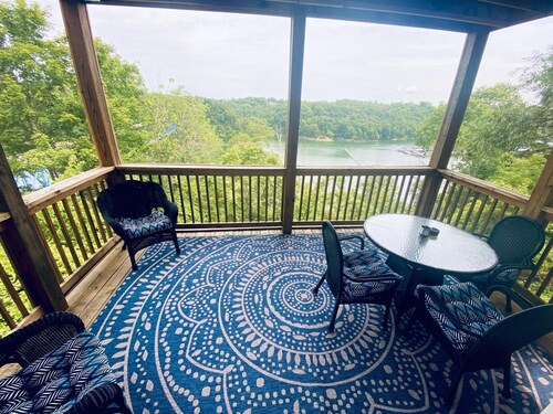 Lakefront, Spacious Townhome: Walk to Marina