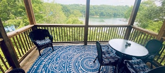 Lakefront, Spacious Townhome: Walk to Marina