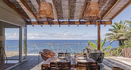 A hideaway by the sea, Casa da Rocha de Baixo