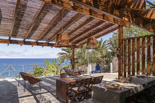 A haven by the sea, Casa da Rocha de Baixo,