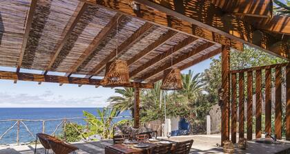 A haven by the sea, Casa da Rocha de Baixo,