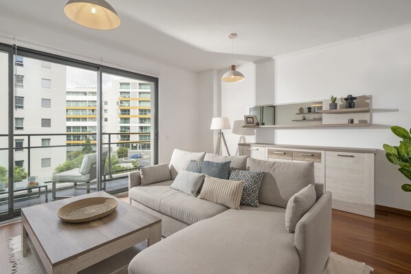 TV - Apartment with pool and gym, Piornais Residence I (Funchal)