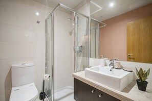 Baignoire, articles de toilette gratuits, sèche-cheveux