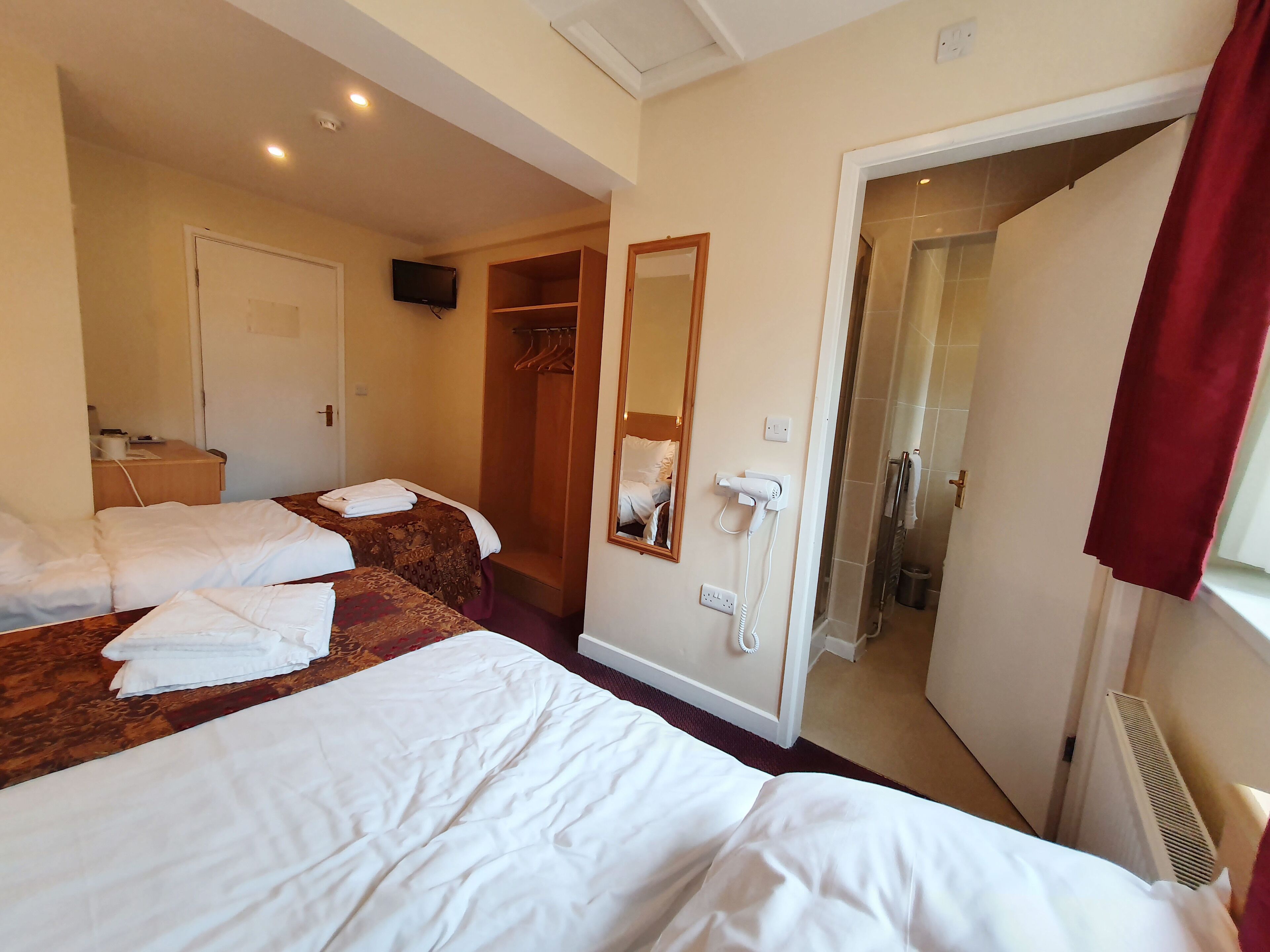 1 bedroom, desk, iron/ironing board, free wifi