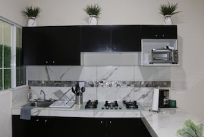 Geladeira, micro-ondas, fogão, cooktop