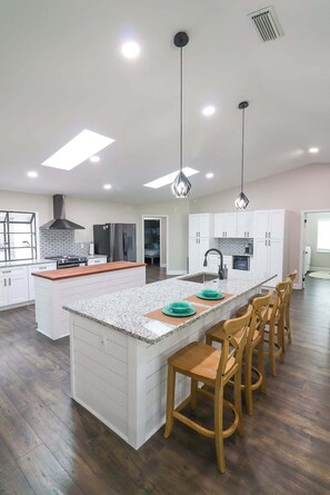 Refrigerador, microondas, horno, lavavajillas