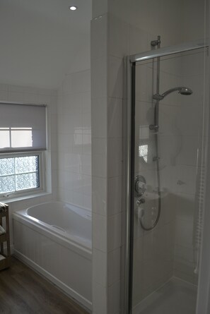 Cottage tiện nghi đơn giản, phòng tắm riêng, quang cảnh sân vườn | Phòng tắm