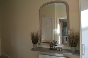 Cottage tiện nghi đơn giản, phòng tắm riêng, quang cảnh sân vườn | Khu sảnh