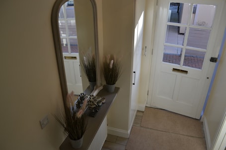 Comfort Cottage, Private Bathroom, Courtyard View | Lobby. Frinton Escapes - The Cottage