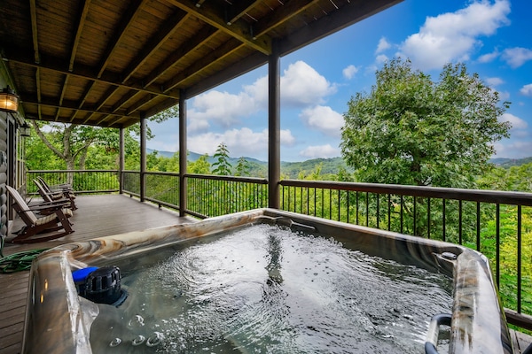 Banyera d'hidromassatge a l'aire lliure