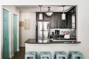 Kylskåp, mikrovågsugn, ugn och spishäll