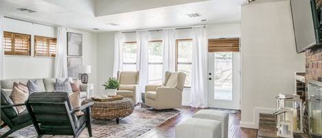 Smart TV, chimenea y libros