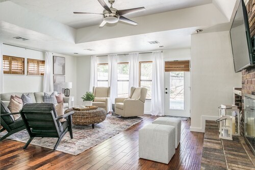 Cozy 3 bdrm w/pool & hot tub!!