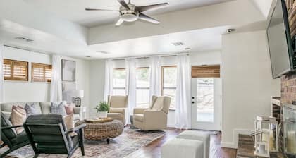 Cozy 3 bdrm w/pool & hot tub!!