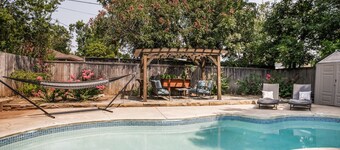 Cozy 3 bdrm w/pool & hot tub!!
