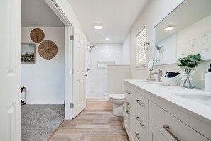 Combined shower/bathtub, hair dryer, towels, soap