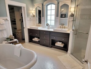 Combined shower/tub, towels, toilet paper